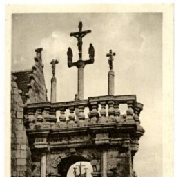 Lampaul - L'Arc de Triomphe et les Calvaires