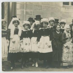 Rennes, Fête du 13 juin 1923. Ensemble de groupes folkoriques dans une cour.