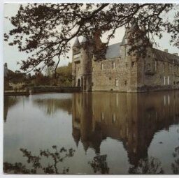 Campénéac.- Le château de Trécesson vu du bord l'étang.