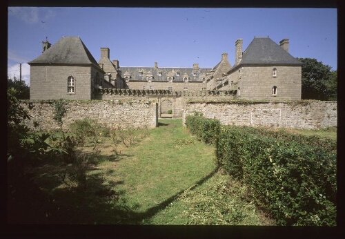 Brélès. - Château de Kergroadès : ensemble.