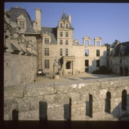 Saint-Vougay. - Château de Kerjean : cour, puits, porte, ensemble.