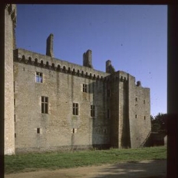 Sarzeau. - Château de Suscinio : château, enceinte ouest, douvres.