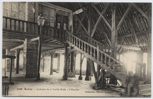 AURAY. Intérieur de la Vieille Halle - L'Escalier