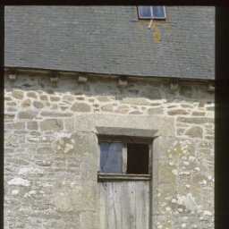 Trévron. - Manoir Le Chêne : façade, détails, fenêtre.
