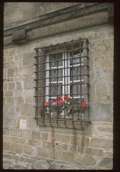 Melesse. - Les Quenouillères : maison, détails, façade, fenêtre, grille.