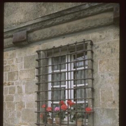 Melesse. - Les Quenouillères : maison, détails, façade, fenêtre, grille.