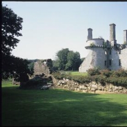 Cléder. - Kergournadéac'h : château fort, ruines, extérieur.