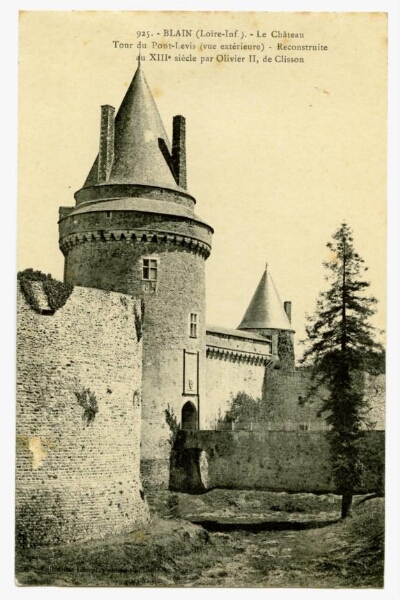 Blain.- La façade de l'entrée principale du château. La tour du pont-levis et les douves.
