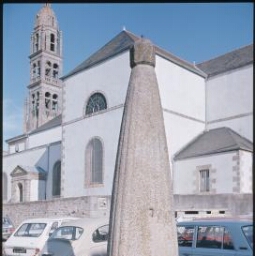 Plonéour-Lanvern. - Bourg : stèle, église.