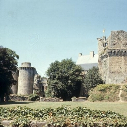 Châteaubriant. - Château : forteresse, château.