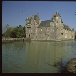Campénéac. - Château de Trécesson : château, douves.