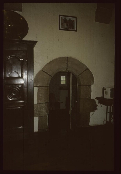 Plumaugat. - La Gaudesière, manoir : intérieur, salle basse.