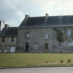 Champeaux. - Maisons canoniales : maisons (à gauche inscription 1617 au dessus de la porte).