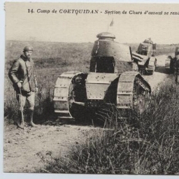 Camp de Coëtquidan - Section de Chars d'assaut se rendant à la manoeuvre.