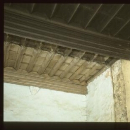 Noyal-sur-Vilaine. - Manoir du Bois Orcan : maison, salle basse, plafond, poutres.