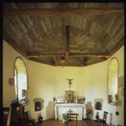 Plougonven. - Manoir de Mezédern : chapelle intérieure.
