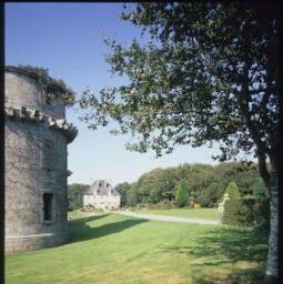 Cléder. - Kergournadéac'h : château fort, ruines, extérieur.