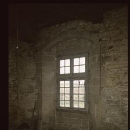 Plouguenast. - Manoir de La Touche Brandineuf : salle basse, fenêtre.