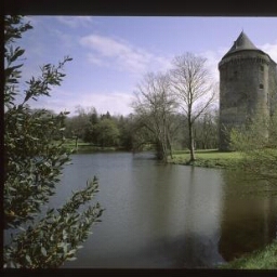 Grand-Fougeray. - Grand-Fougeray : château, étang, tour maitresse.
