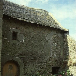Saint-Thégonnec. - Kerzepré : maison de tisserand, apoteiz (1642), linteau de fenêtre.