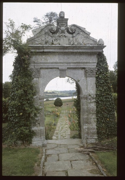 Lannilis. - Kerouartz : manoir, château, porte, portail.