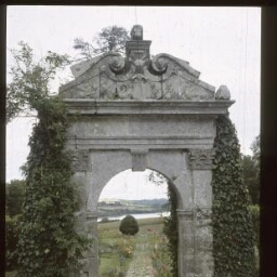 Lannilis. - Kerouartz : manoir, château, porte, portail.