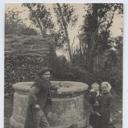 Au Puits de la Fontaine Miraculeuse de SAINT-LAURENT-EN-PLOUEGAT-MOYSAN (Finistère).