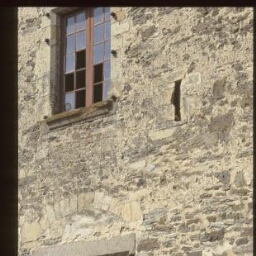 Noyal-sur-Vilaine. - Manoir du Bois Orcan : fenêtre, façade.