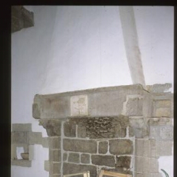 Prat. - Manoir de Coadélan : intérieur, 1er étage au-dessus cuisine, cheminée, armoiries.