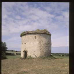 Sibiril. - Château de Kerouzéré : pigeonnier, colombier.