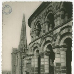 REDON (I.-et-V.). - Clocher Roman (XIIḞ) et clocher gothique (XIVḞ) de l'Eglise St-Sauveur.