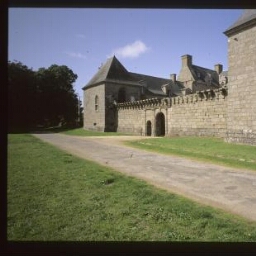 Brélès. - Château de Kergroadès : façade ensemble.