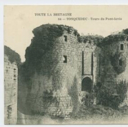 Ruines du Château de Tonquédec et le moulin