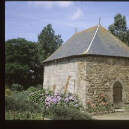 Prat. - Manoir de Coadélan : extérieur, chapelle.