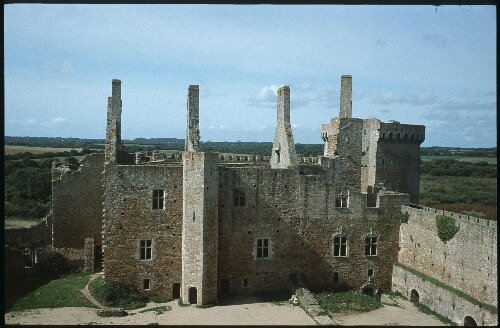 Sarzeau. - Château de Suscinio : Château, intérieur, logis.
