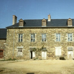 Châtillon-sur-Seiche. - Manoir de La Bintinais : façade, écomusée.