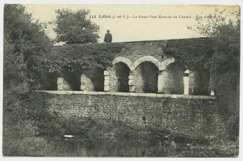 Liffré (I.-et-V.). Le vieux pont romain de Chevré. Vue d'été