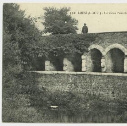 Liffré (I.-et-V.). Le vieux pont romain de Chevré. Vue d'été