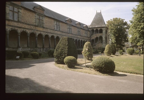 Châteaubriant. - Château : galerie, cour.