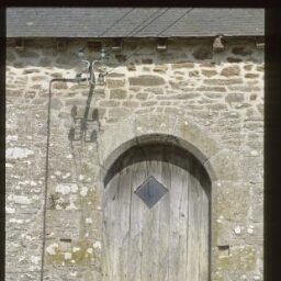 Trévron. - Manoir Le Chêne : façade, détails, porte.