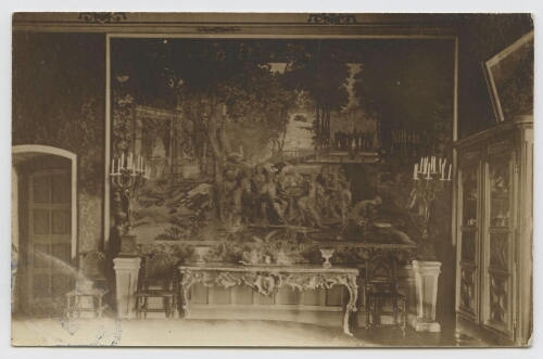 Grande tapisserie et décor intérieur d'une salle du Château d'Espinay, tables et chaises, armoire anciennes.