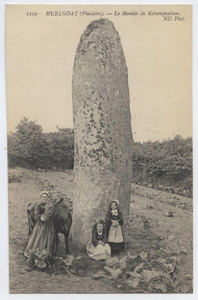 HUELGOAT (Finistère). - Le Menhir de Kérampeulven