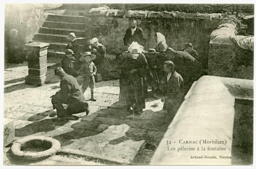 CARNAC (Morbihan) Les pélerins à la fontaine.