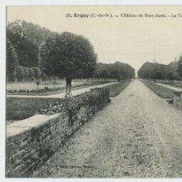 Erquy (C.-du-N.). - Château de Bien-Assis. - le Tapis Vert et l'Avenue