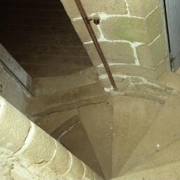 Troguéry. - Manoir de Kerandraou : intérieur, logis-porche, escalier.