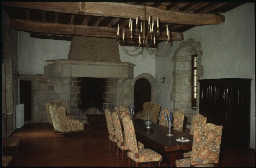 Prat. - Manoir de Coadélan : intérieur, salle haute, cheminée.