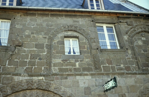 Dol-de-Bretagne. - Les Petits Palets : maison romane, façade.