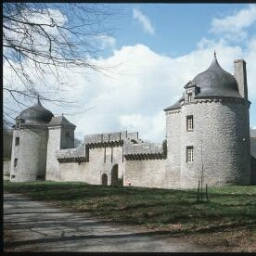 Trébry. - Château de La Touche Trébry : extérieur, enceinte, tours.
