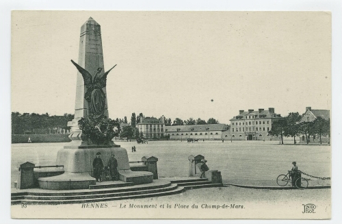 Rennes. - Le Monument et la Place du Champ-de-Mars.