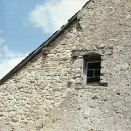 Saint-M'Hervé. - Le Beuchet : maison en hauteur, pignon,fenêtre.